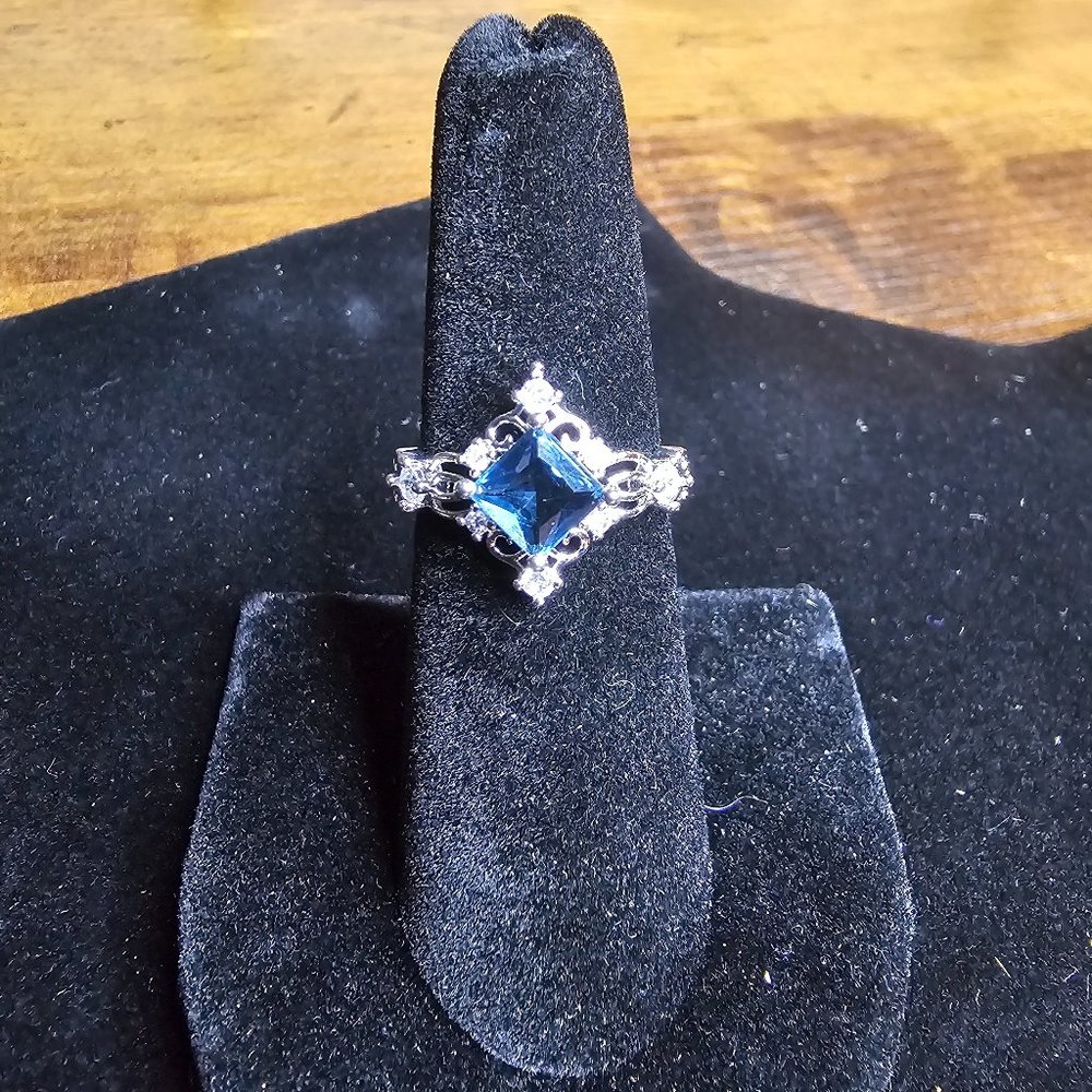 1.8 Ring Bomb Party Auquamarine And White Topaz